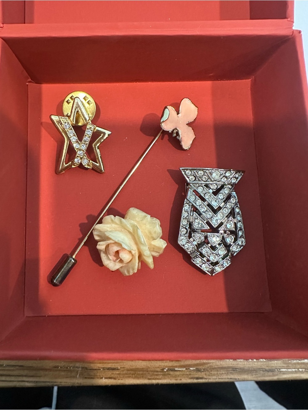 Vintage Lot -Assorted Women’s Decorative Pins and Brooches